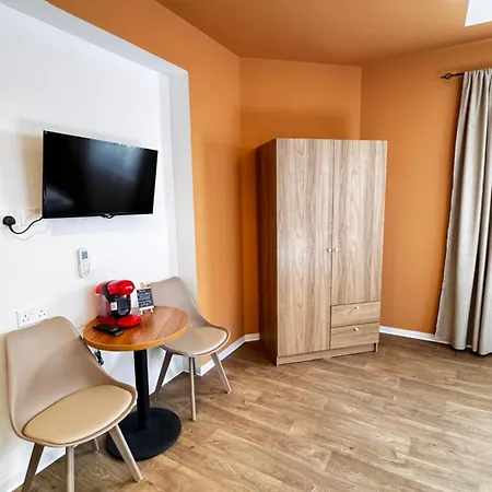 Modern 2 Private Kitchenette And Bathroom Apartman Limassol